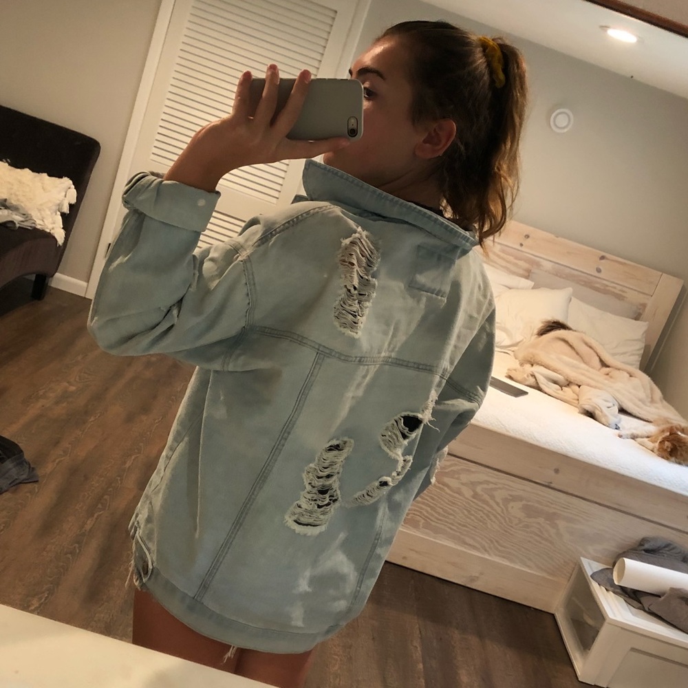 FOREVER 21 DISTRESSED JEAN JACKET